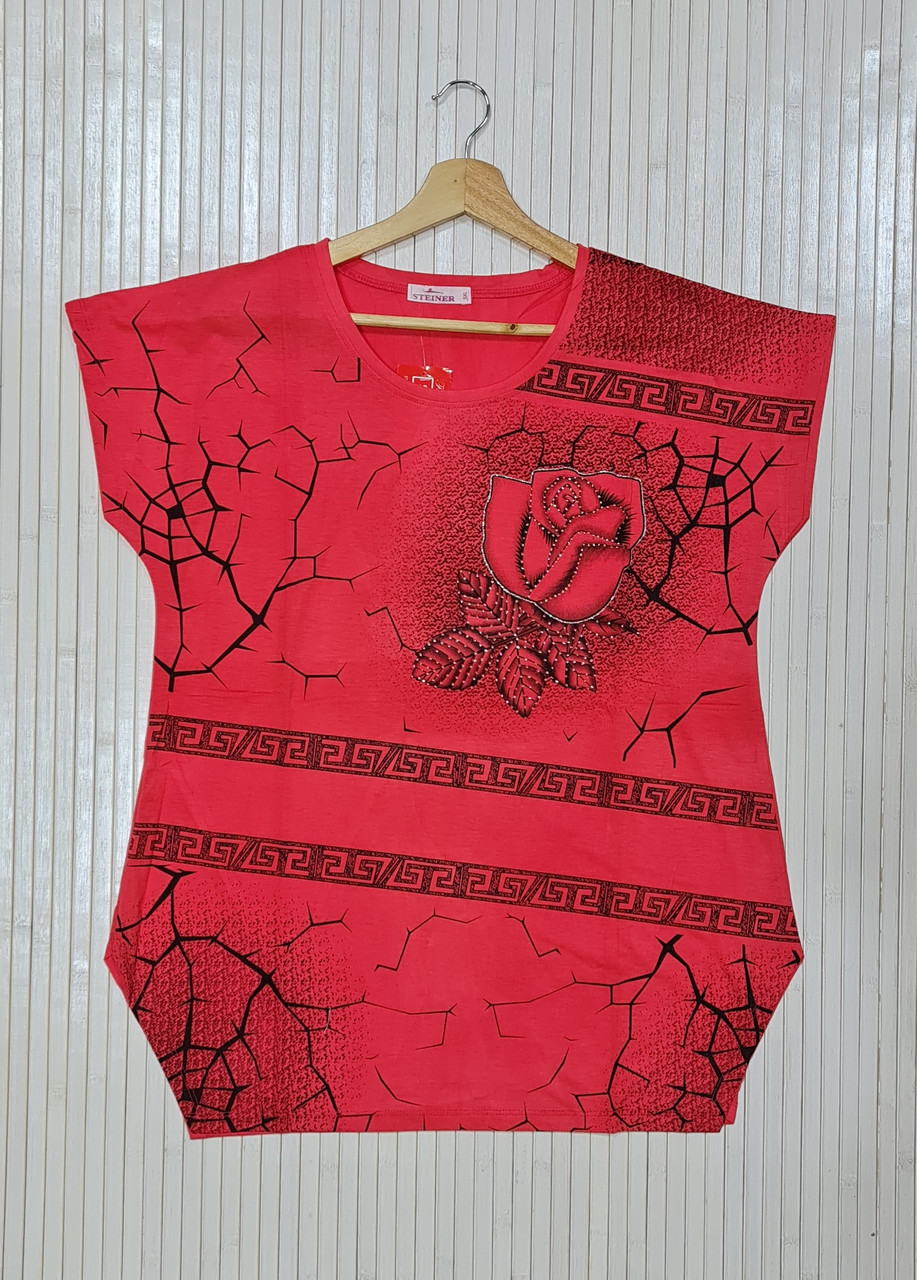 Футболка жіноча бавовняна подовжена з розрізами та малюнком батал, великі розміри червона