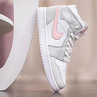 Жіноче взуття з рожевим лого Nike Air Jordan 1 Retro. Сірі кросси жіночі Найк Аір Джордан на кожен день., фото 4