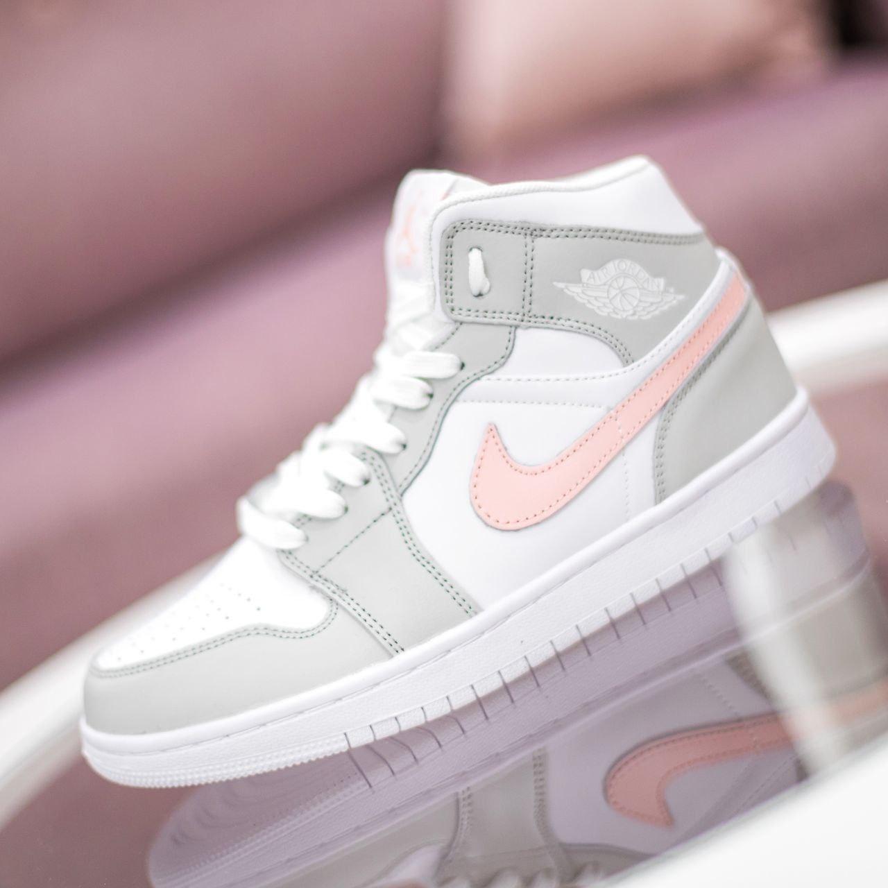 Жіноче взуття з рожевим лого Nike Air Jordan 1 Retro. Сірі кросси жіночі Найк Аір Джордан на кожен день.