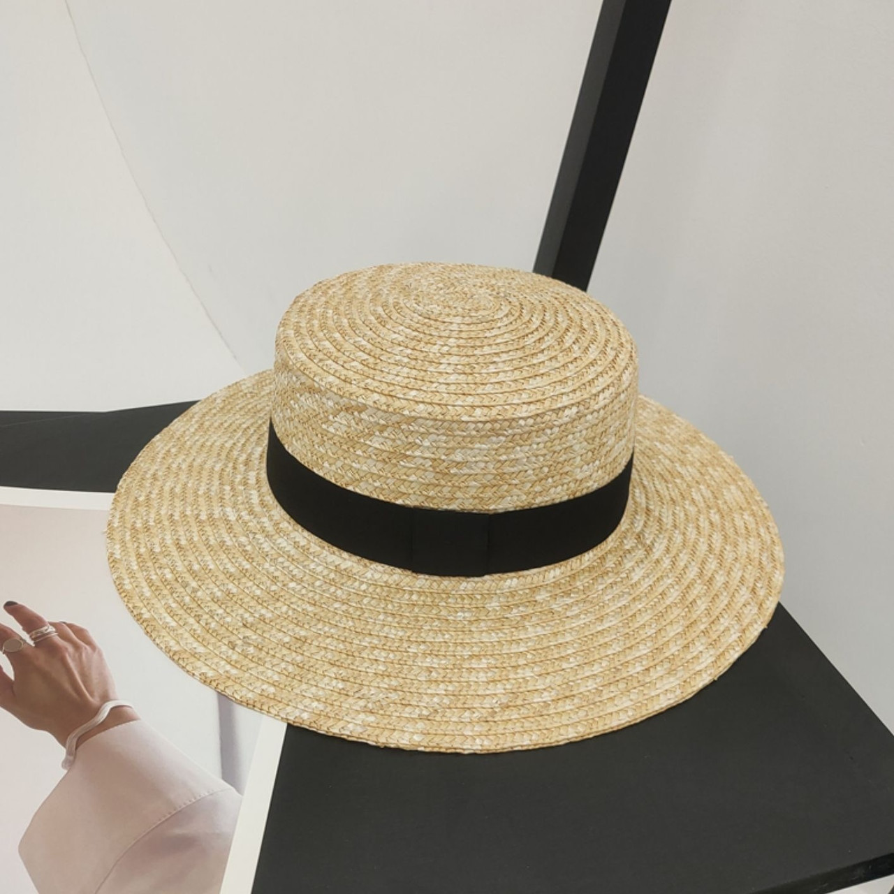 Літній солом'яний капелюшок канотьє з чорною стрічкою (поля 9 см)