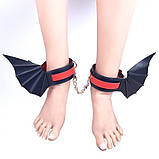 Окови для ніг БДСМ з крилами демона червоно чорного кольору Bdsm4u Кайф, фото 2
