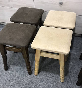 Табурет із м'яким сидінням на дерев'яних ніжках