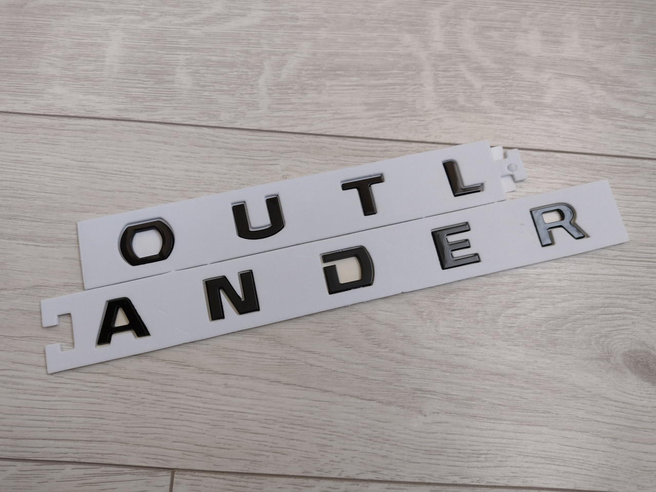 Емблема напис передній OUTLANDER на капот для Mitsubishi Outlander чорний