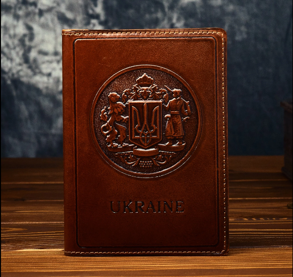 Обкладинка на паспорт із відділеннями для документів "Герб України" з натуральної шкіри з художнім тисненням, фото 1