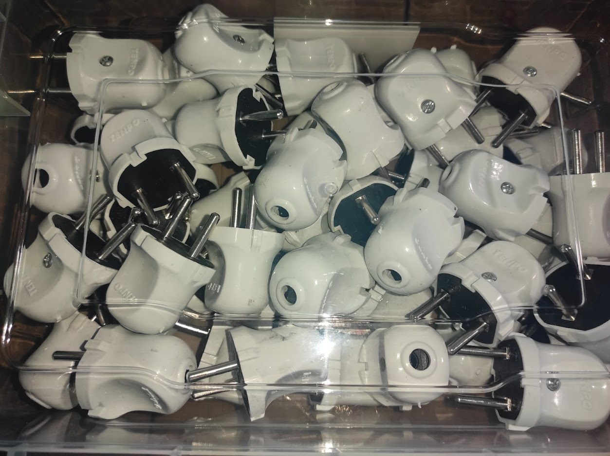 Вилка прямая тонкая под советскую и евро розетку / белый+черный, фото 1