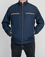 Чоловіча куртка (вітрівка) синього кольору.