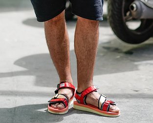 Літнє взуття (шльопанці, крокси, сандалі)