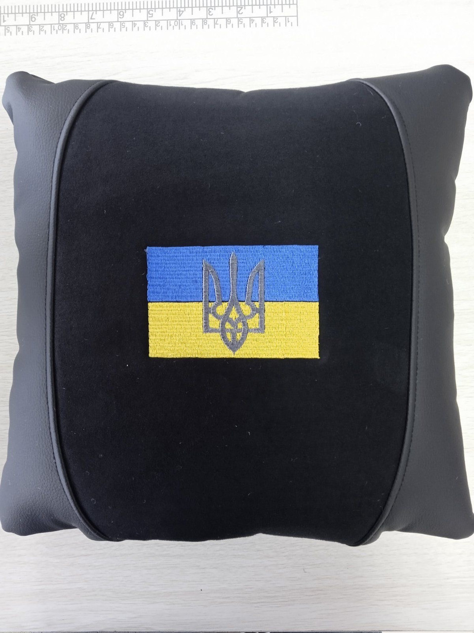 Патріотична подушка в авто прапор і герб України екошкіра-алькантара
