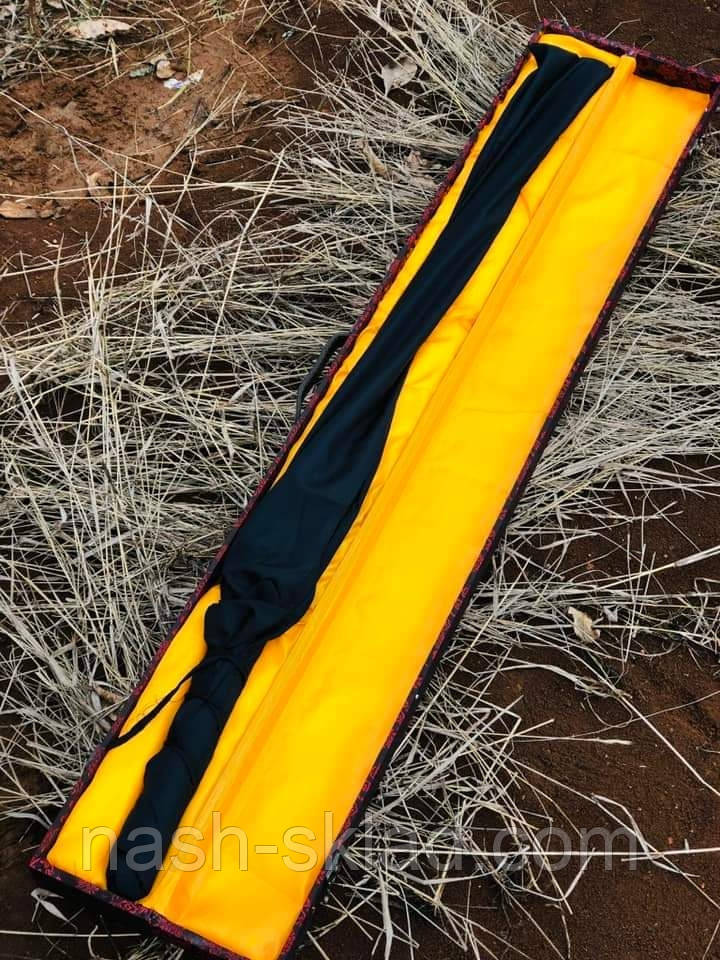 Самурайська катана чорного кольору, чорна традиційна намотування на рукояті, гарда з золотими вставками