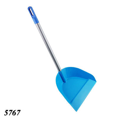 Совок з довгою металевою ручкою