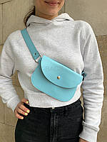 Модная женская сумка из эко кожи на пояс полукруглой формы небольшого размера голубая