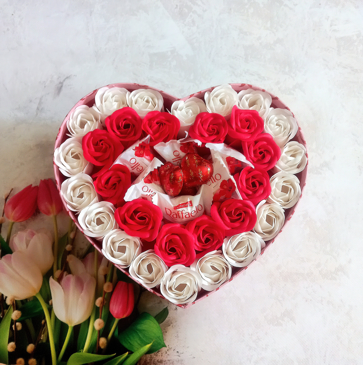 Подарунковий набір з мильних троянд і Raffaello в коробці серце. Подарунок дівчині, мамі, сестрі, дружині на 8 березня.