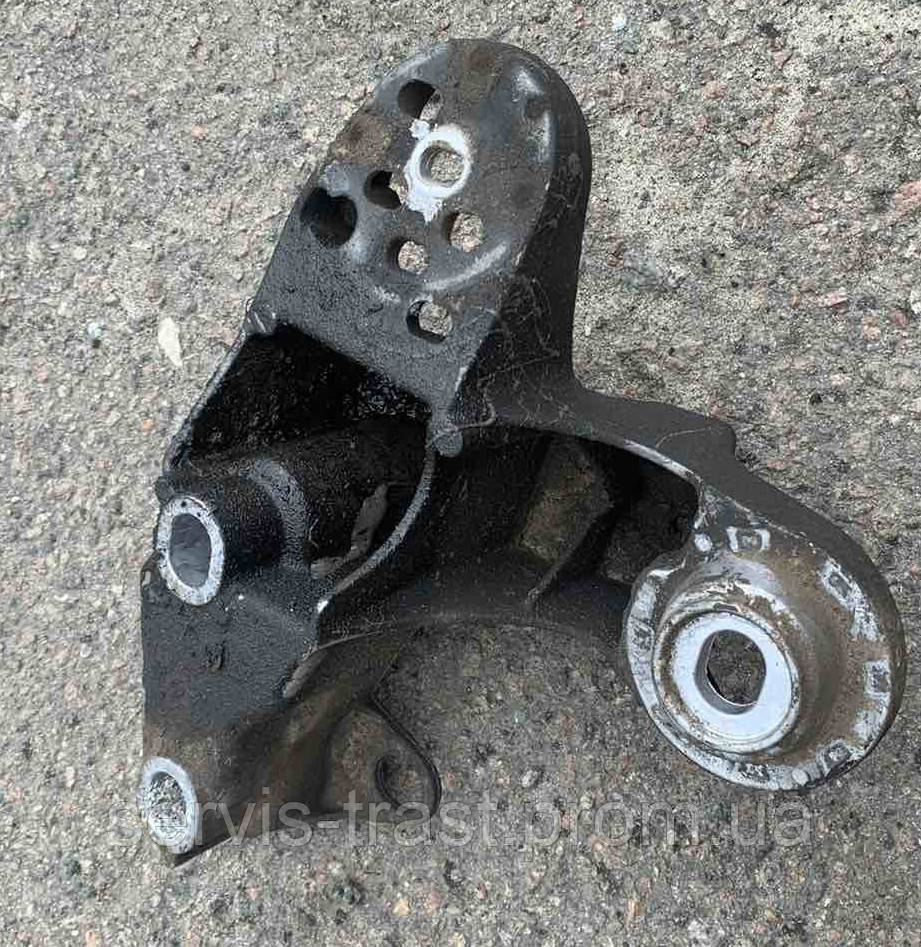 Кронштейн подушки двигуна Volkswagen Passat B5