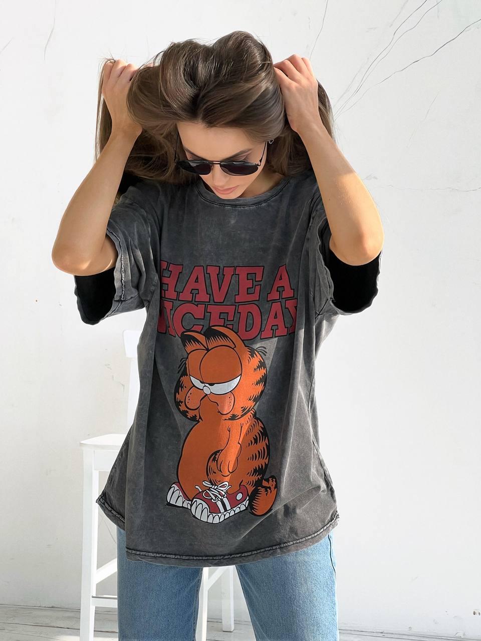 Жіноча футболка оверсайз зі спущеними плечима та мультяшним принтом гарфілд (р. 42-46) 55171100, фото 1