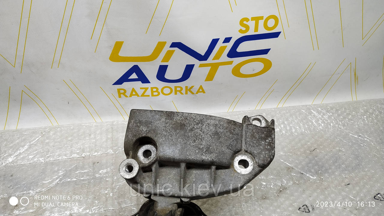 Кронштейн подушки двигуна правий Рено Канго 2 / Меган 2 / Сценік 2 б/в