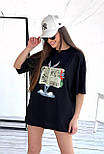 Жіноча вільна футболка зі спущеними плечима та мультяшним принтом багз бані (р. 42-46) 55171102, фото 3