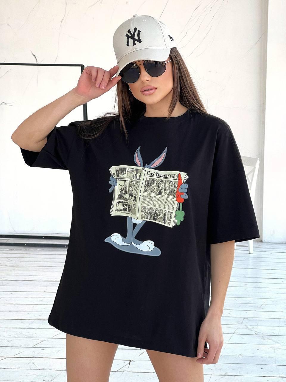 Жіноча вільна футболка зі спущеними плечима та мультяшним принтом багз бані (р. 42-46) 55171102, фото 1