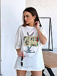 Жіноча вільна футболка зі спущеними плечима та мультяшним принтом багз бані (р. 42-46) 55171102, фото 2
