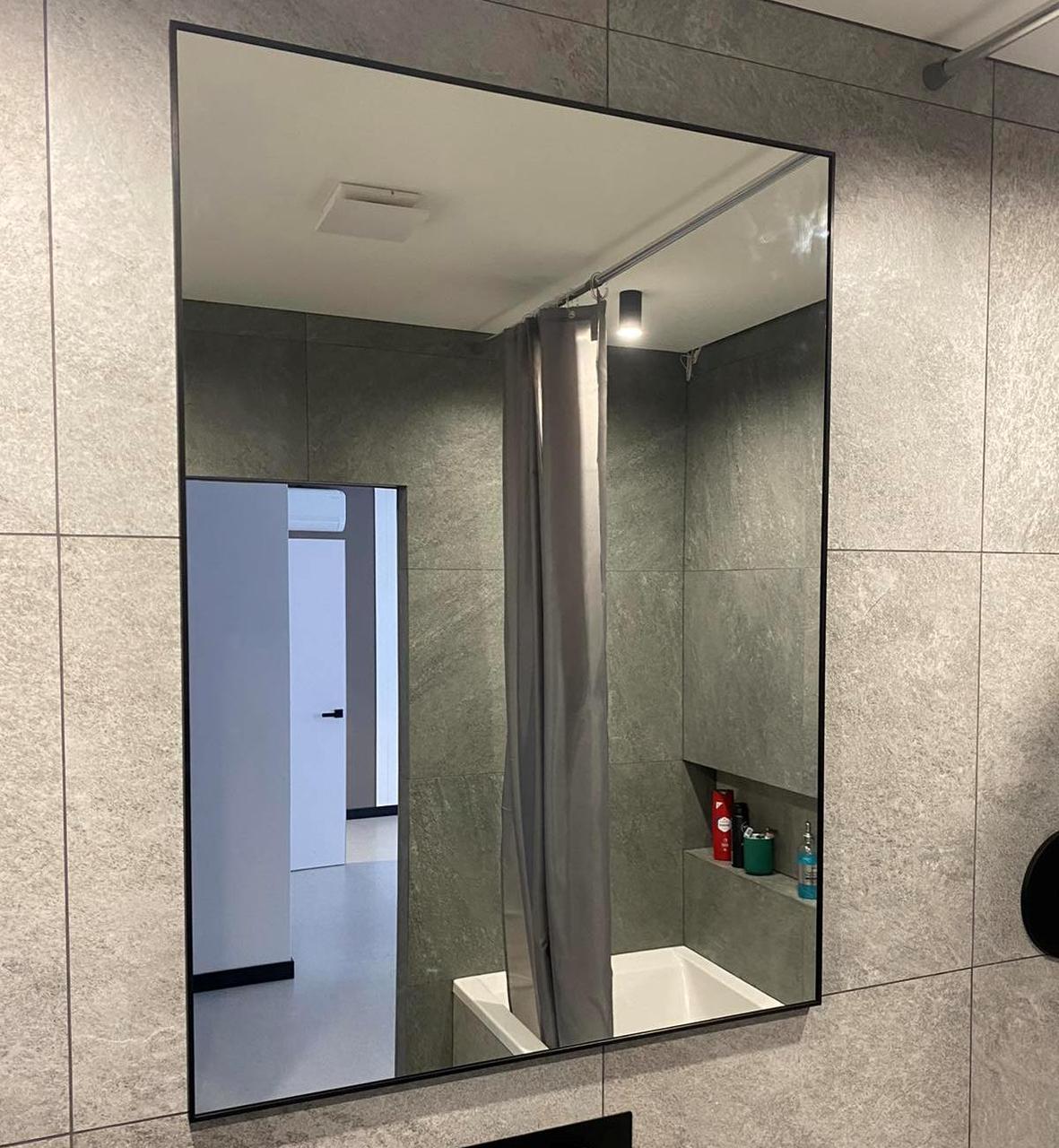 Настінне дзеркало у чорній алюмінієвій рамі з кріпленнями 100х80 см, фото 1