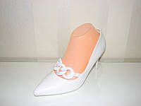 Зручні жіночі ошатні туфлі човника білі на шпильці розмір 39