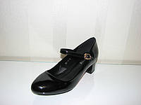 Подростковые туфли черные на маленьком каблуке с ремешком размер 33