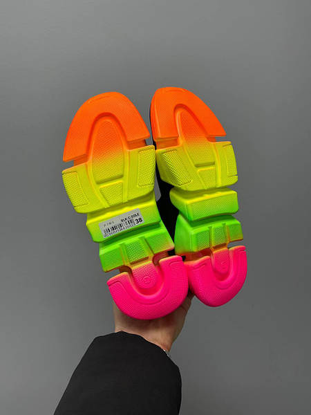 Balenciaga speed hotsell trainer rainbow