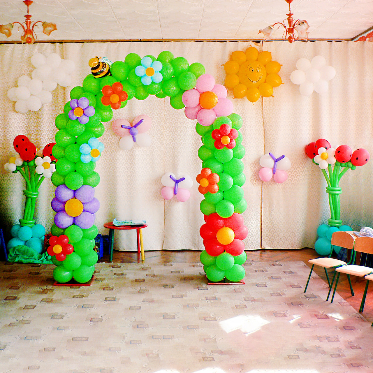 Оформлення випускного у дитячому садку садочку. Прикраса актової зали. Арка з повітряних кульок Полуниця Сонце Метелики Хмаринки