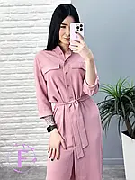 Платье из крепа фрезового цвета с пояом на пуговицах