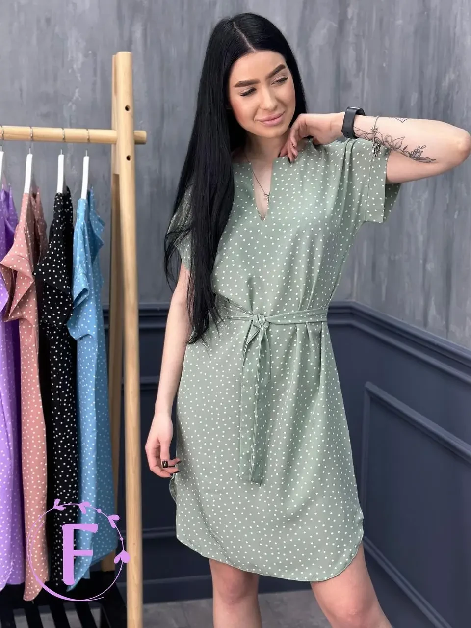 Платье светло зеленого цвета в горошек и коротким рукавом - фото 1 - id-p1823377591