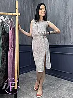 Женское платье белого цвета с разрезом приталенное