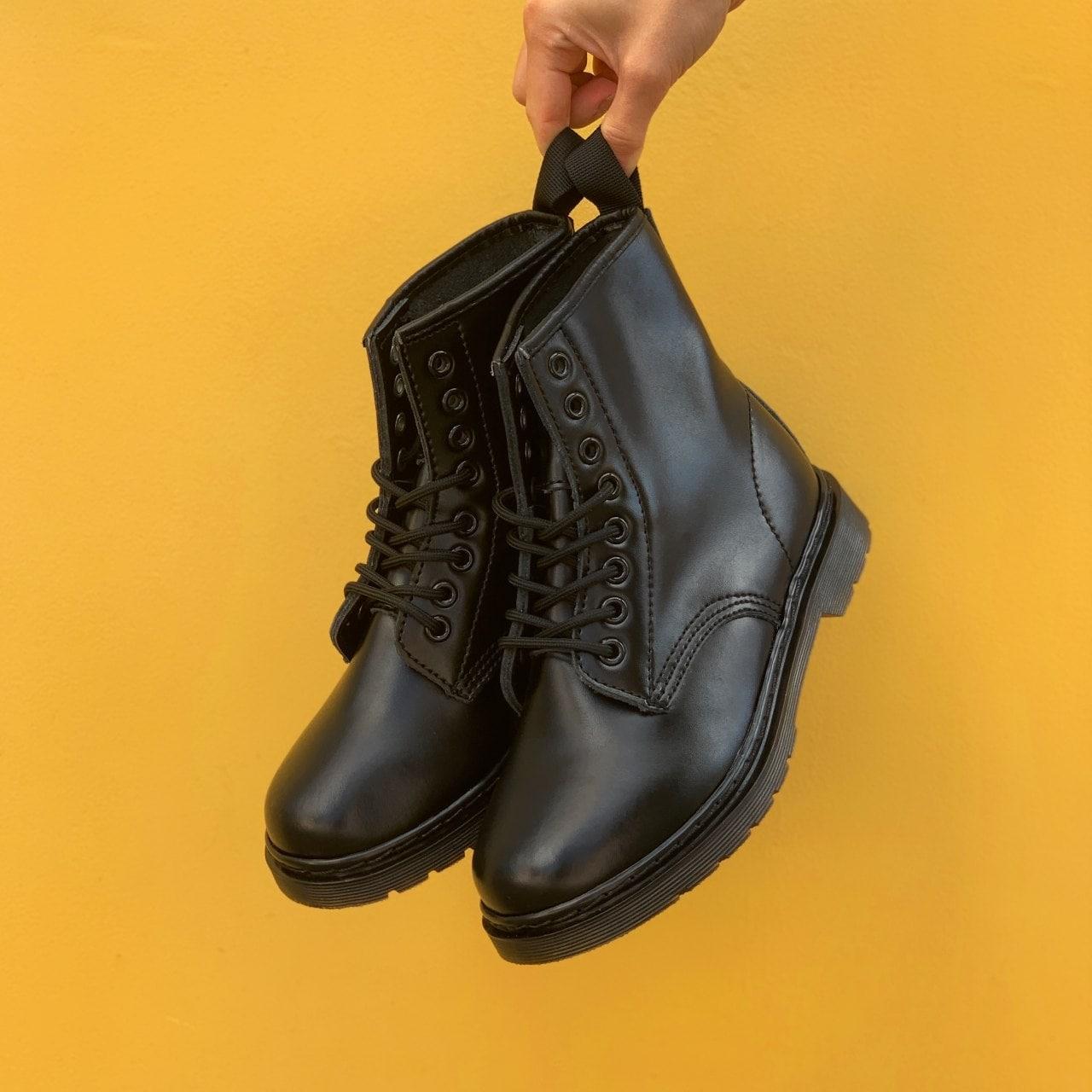 Женские ботинки Dr. Martens 1460 Mono Black (чёрные) модные сапоги на низкой подошве PD3022 house - фото 2 - id-p1823496825