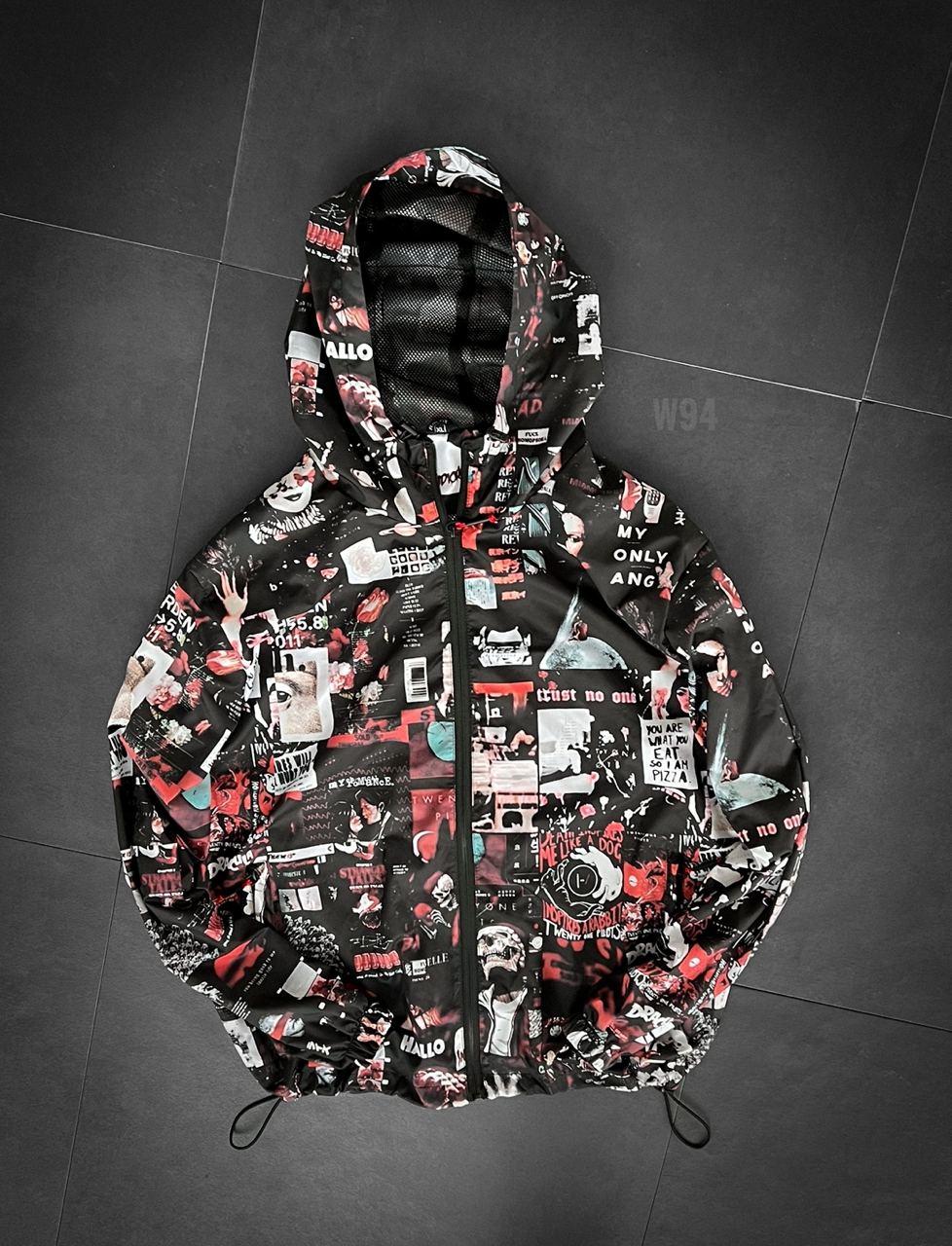 Вітровка чоловіча демісезонна з принтом (чорна з червоним) w94 сучасна модна коротка куртка з капюшоном top, фото 1