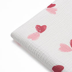 Клаптик двошарового жатого мусліну "Парні рожеві сердечка" на білому фоні, розмір 47*67 см