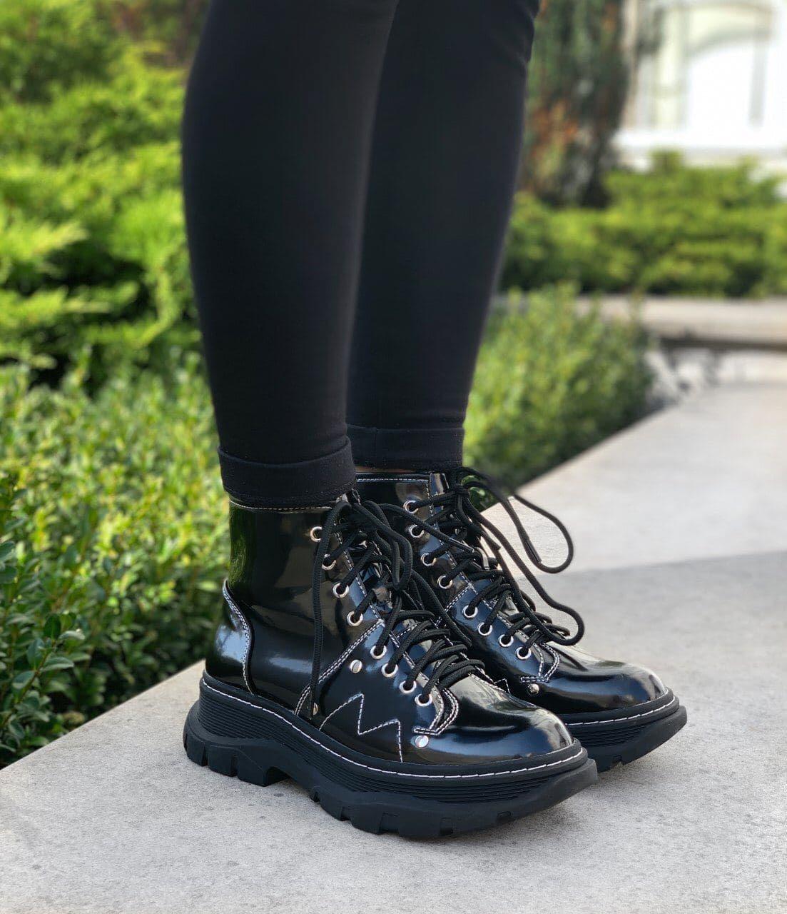Женские ботинки McQueen Ankle Boots Black (чёрные) короткие осенние лакированные сапоги PD6397 тренд - фото 1 - id-p1823533302