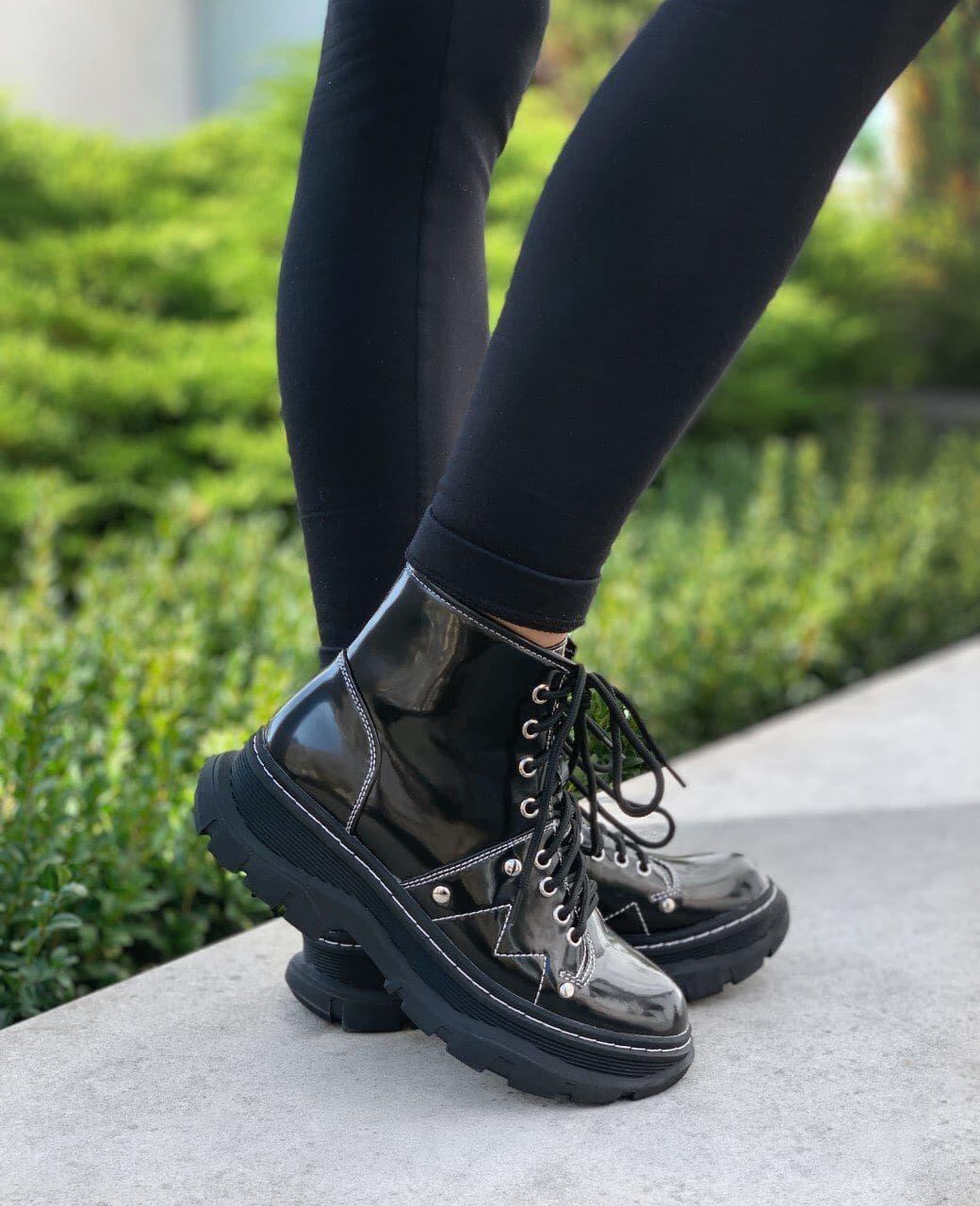Женские ботинки McQueen Ankle Boots Black (чёрные) короткие осенние лакированные сапоги PD6397 тренд - фото 2 - id-p1823533302