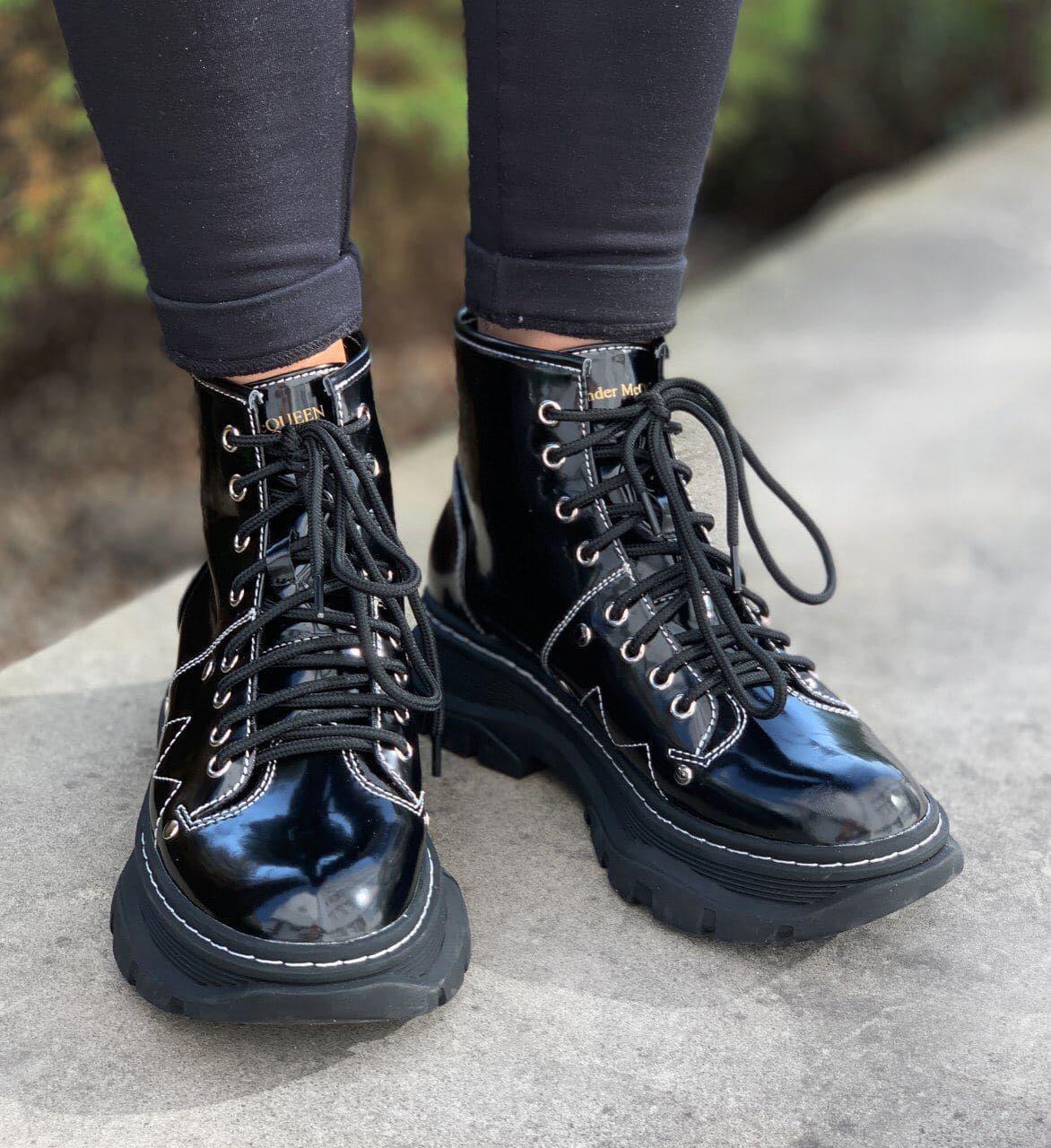 Женские ботинки McQueen Ankle Boots Black (чёрные) короткие осенние лакированные сапоги PD6397 тренд - фото 4 - id-p1823533302