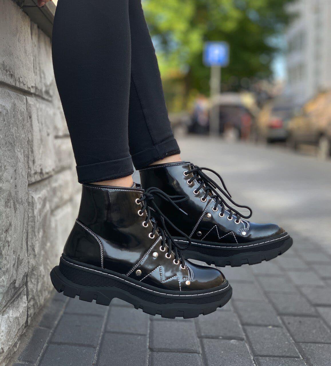 Женские ботинки McQueen Ankle Boots Black (чёрные) короткие осенние лакированные сапоги PD6397 тренд - фото 5 - id-p1823533302