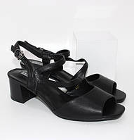 Черные женские босоножки на невысоких каблуках