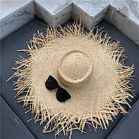 Широкополая летняя соломенная шляпа с посатаными полями и круглой тульей