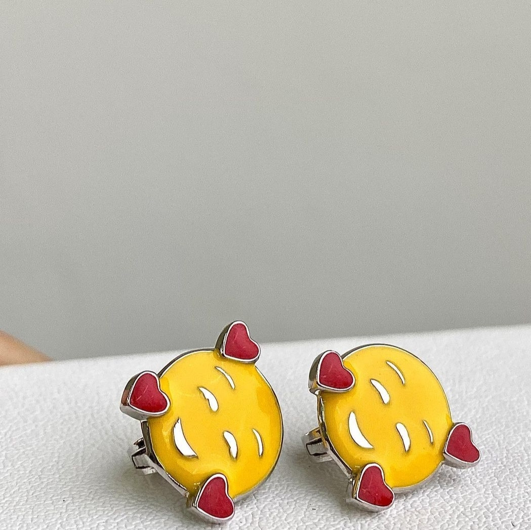 Дитячі срібні сережки з кольоровою емаллю "Смайлики" Стильні сережки зі срібла для дітей, фото 1