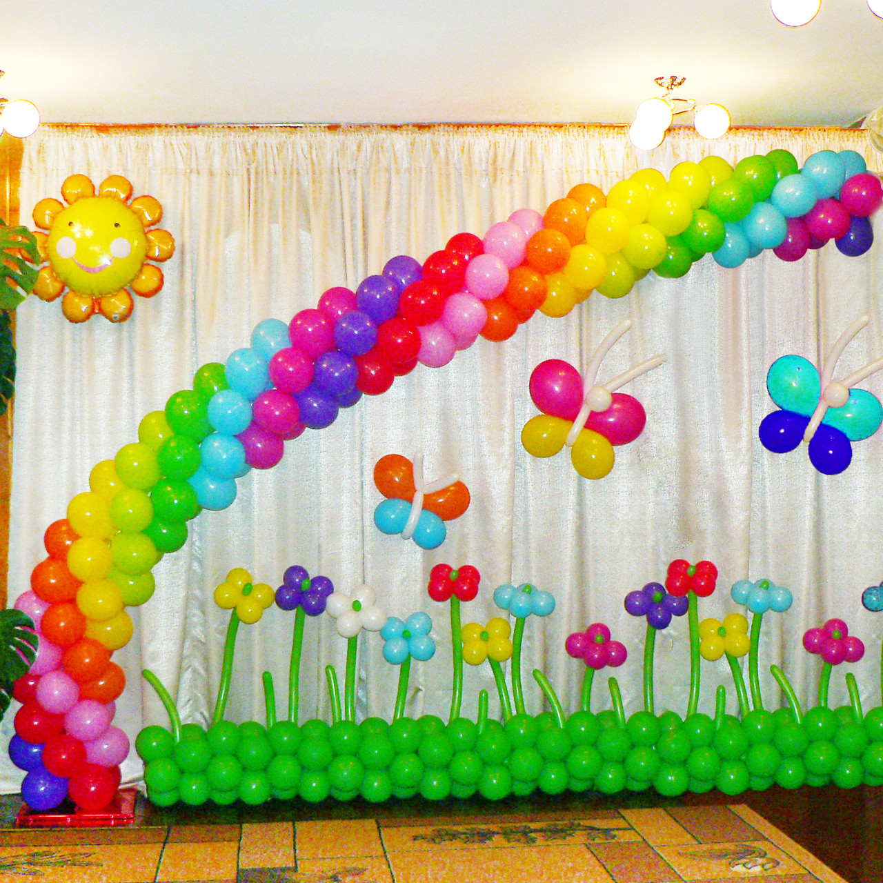 Оформлення випускного у дитячому садку садочку Прикраса зали. Арка з повітряних кульок веселка Сонце Трава Квіти Метелики