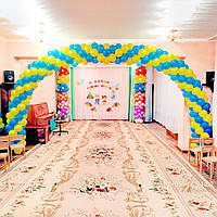 Оформлення випускного у дитячому садку садочку Прикраса актового залу Арка жовто блакитна синя Колони з квітів