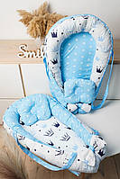 Двухсторонний кокон - гнездышко для новорожденных деток с ручками и подушкой. Голубой/ короны