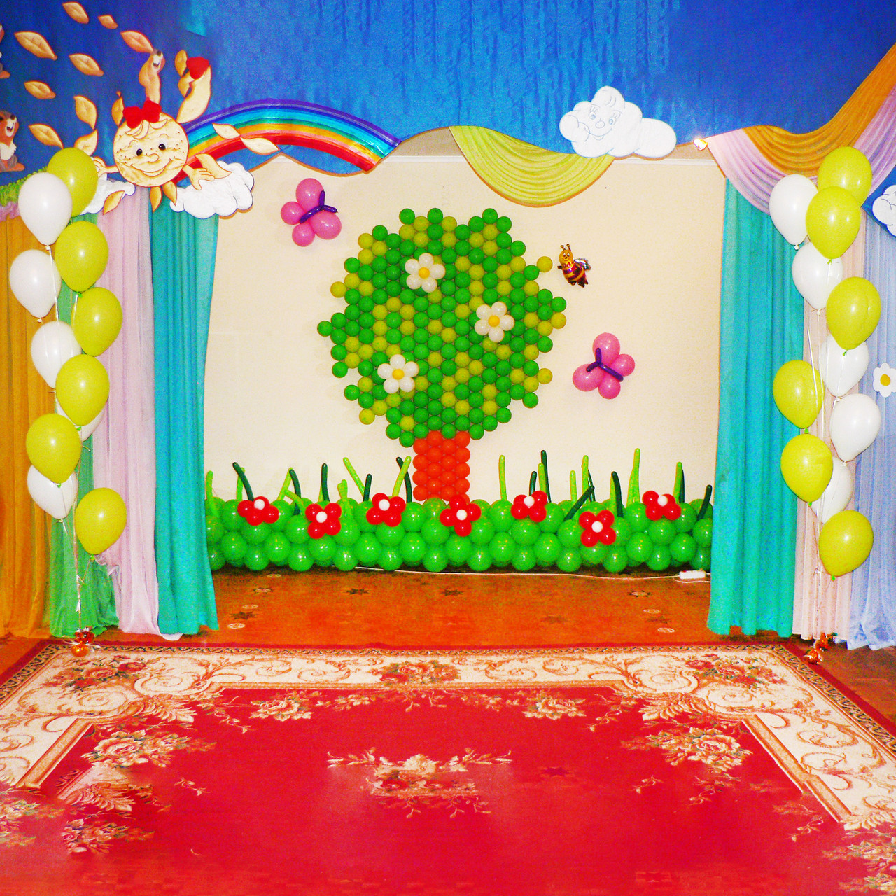 Оформлення на випускний у дитячому садку садочку Прикраса залу Панно Дерево з повітряних кульок Трава Квіти Метелики Бджілка