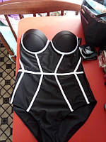 Слитный купальник женский с белыми полосками черного цвета