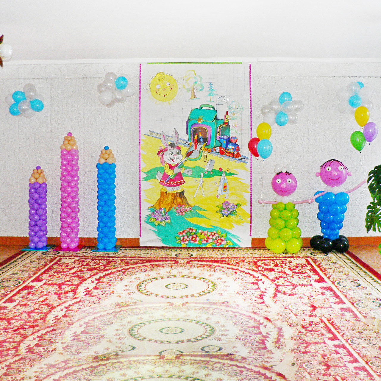 Оформлення на випускний у дитячому садку садочку Прикраса залу Хлопчик та дівчинка з повітряних кульок  Олівці Хмаринки