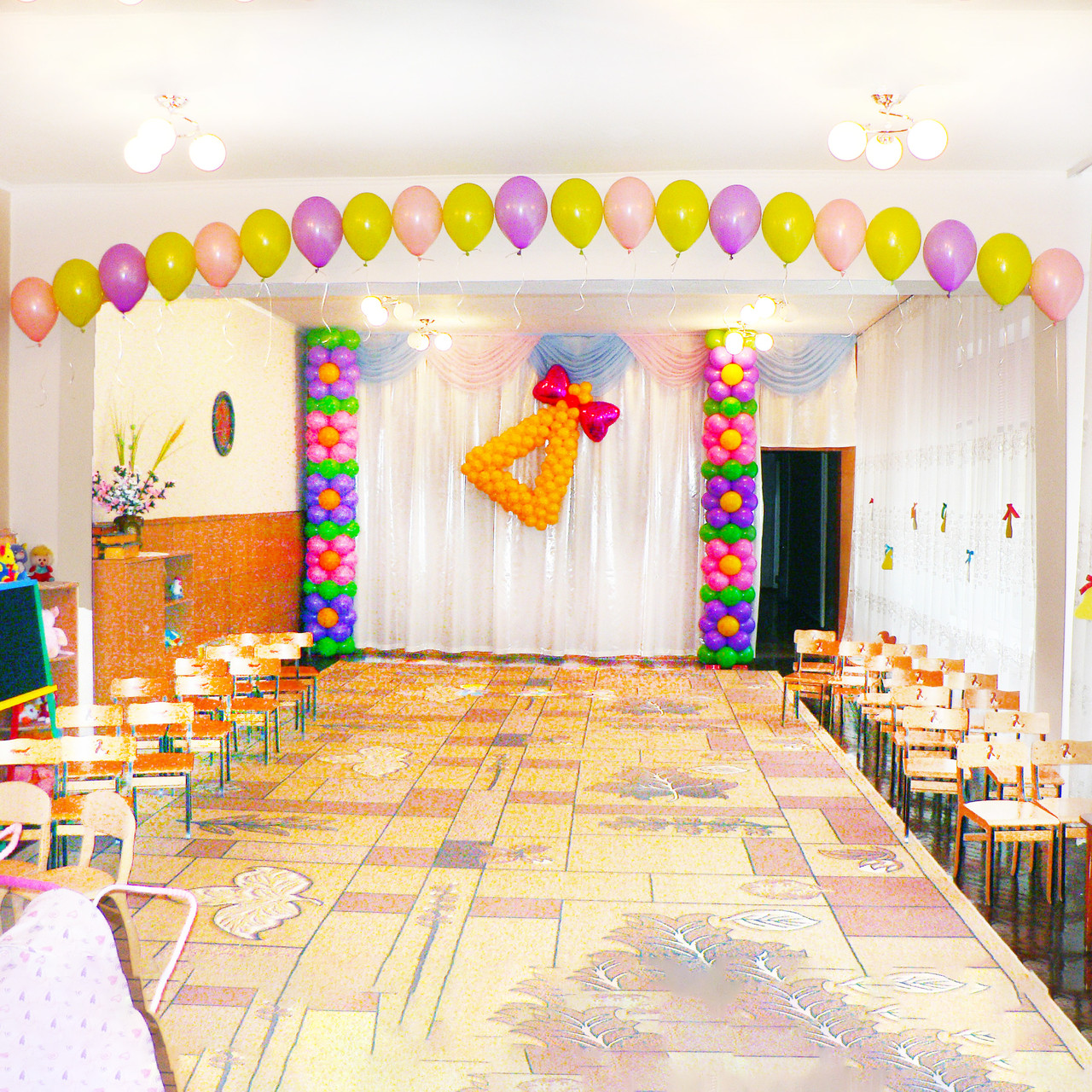 Оформлення на випускний у дитячому садку садочку Прикраса залу Арка з гелієвих кульок Дзвіночок