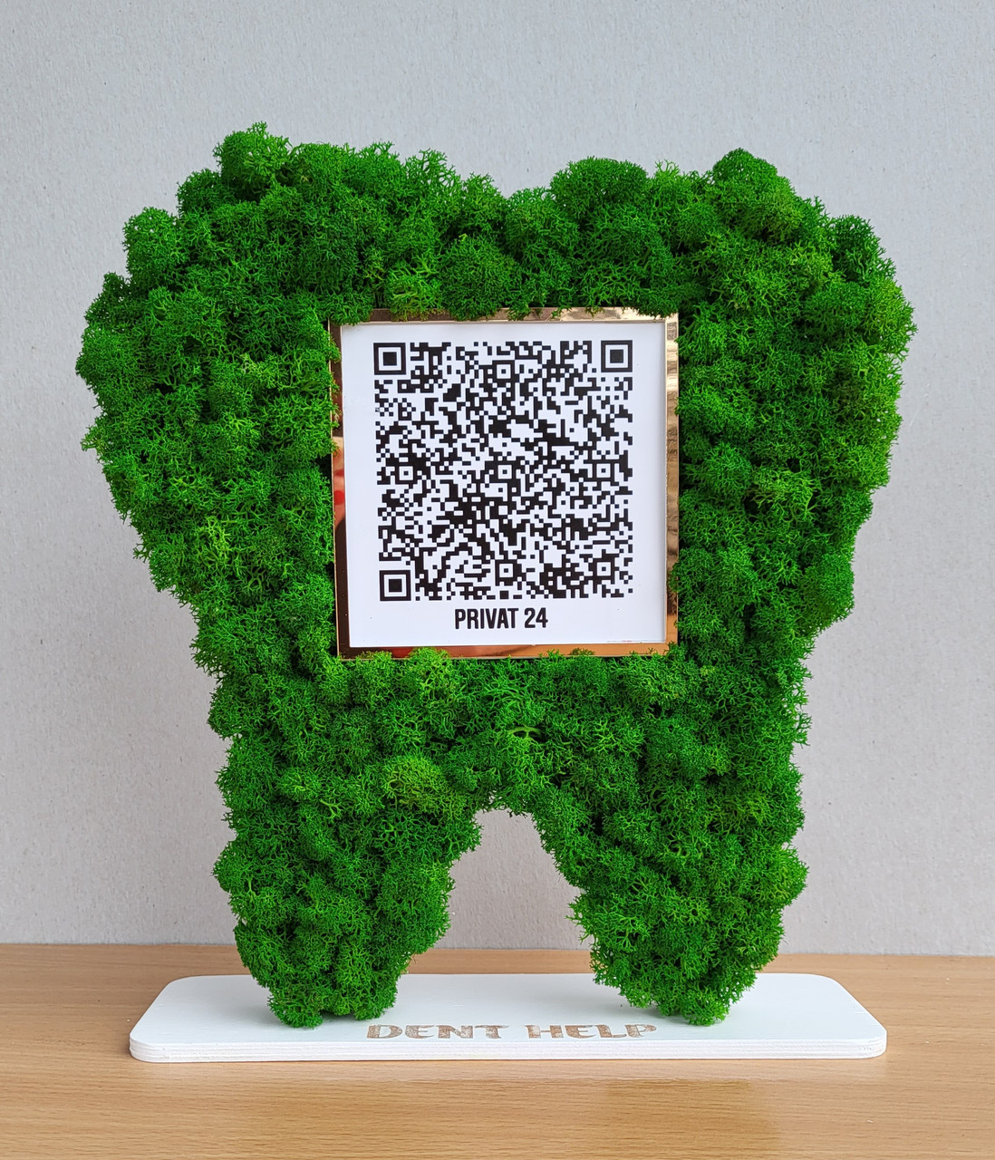 Подарунок стоматологу. Зуб з qr кодом Приват 24 , інстаграм, майту та з мохом на підставі, фото 1