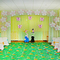 Оформлення випускного у дитячому садку садочку Прикраса актового залу Хлопчик та дівчинка з повітряних кульок Квіти Метелики