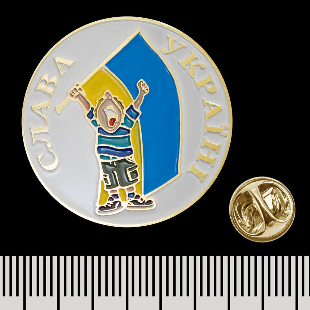 Пін (значок) круглий Людина з прапором - Слава Україні  pnua-026